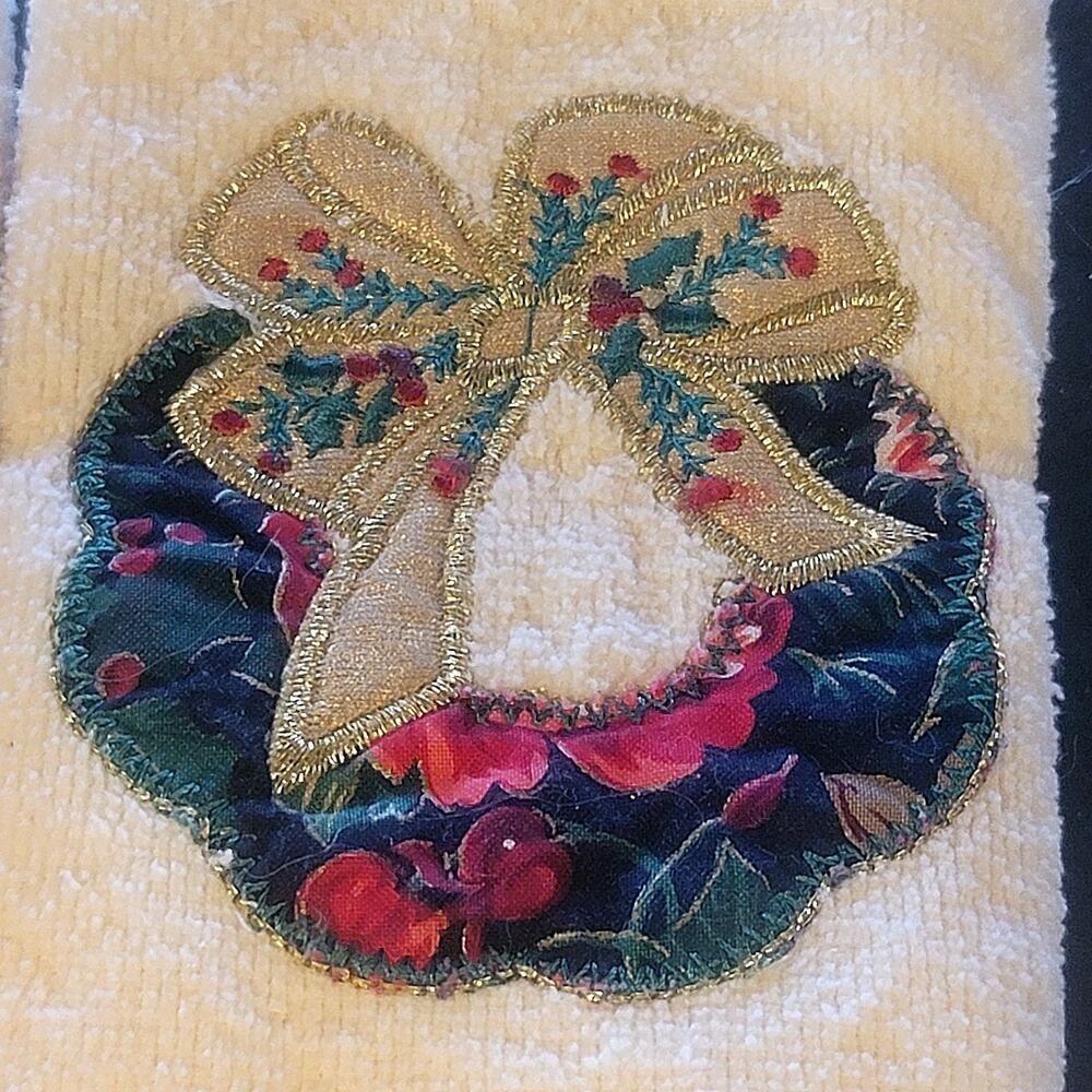 3 Vtg Christmas Wreath Hand Towels Applique Embroidered Holiday Guest Towels M4 - Picture 5 of 5